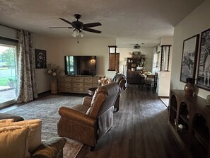 TV - Cozy, comfortable home in a quiet neighborhood! (Clarendon)