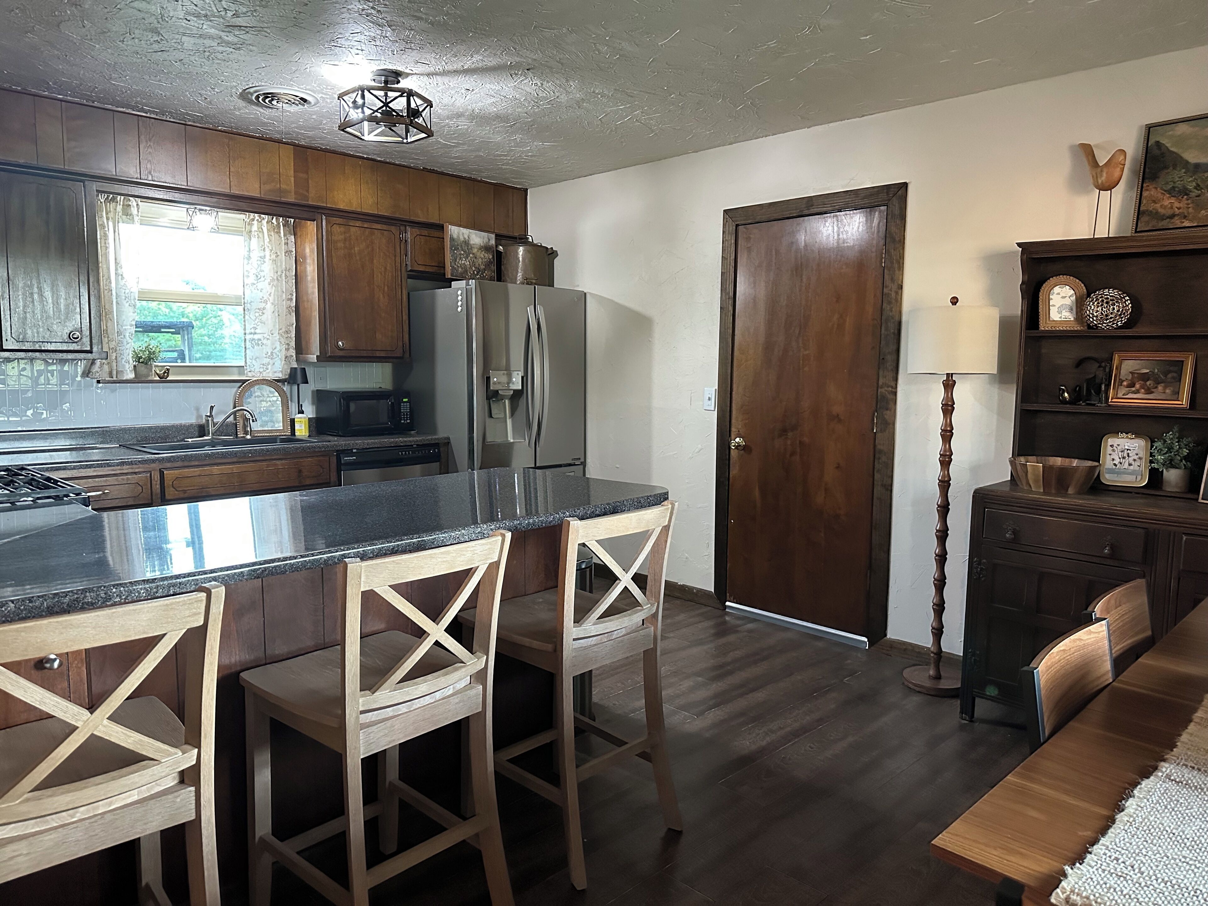 Jääkaappi, mikroaaltouuni, uuni, liesi