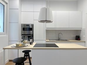 Studio, uitzicht op de binnenplaats | Privékeuken | Een espressoapparaat, een waterkoker, een diepvriezer