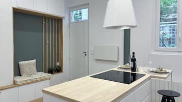 Studio, vue cour intérieure | Cuisine privée | Machine à expresso, bouilloire électrique, congélateur