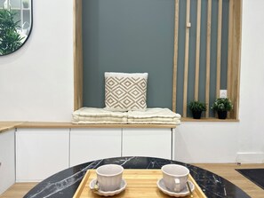 Stüdyo, Avlu Manzaralı | Oturma alanı | Dijital TV kanalları bulunan 80 cm akıllı televizyon 