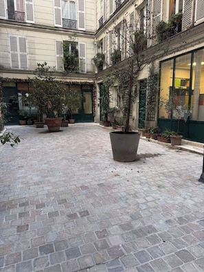 Unclassified image, 2 of 26, button - 1547 Cadet (Paris)