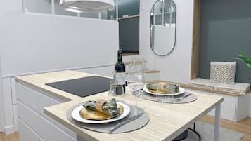 Estudio, vista al patio | Cocina privada | Cafetera de espresso, tetera eléctrica y congelador