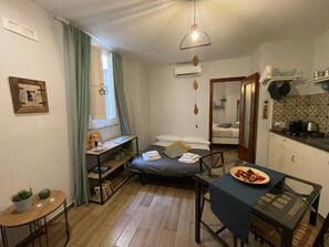 1 dormitorio, tabla de planchar con plancha, wifi y ropa de cama