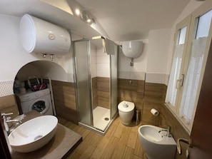 Douche, sèche-cheveux, bidet, serviettes fournies