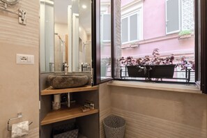 Shower, hair dryer, bidet, towels