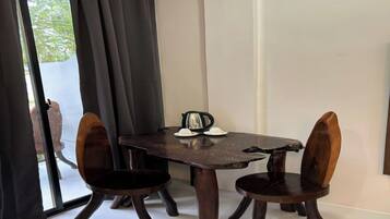 Room, 6 Bedrooms, Smoking, Balcony | Dining