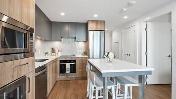 Réfrigérateur, micro-ondes, four, plaque de cuisson