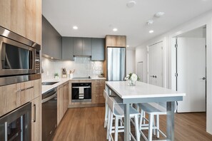 Frigorifero, microonde, forno, piano cottura