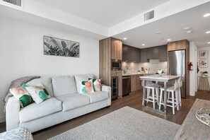 Smart TV - AQUA Corner Unit w Balcony and Amazing View #614 (Kelowna)