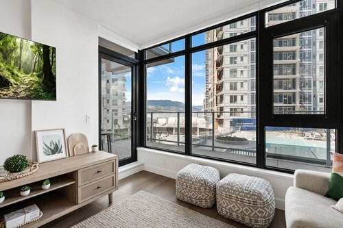 AQUA Corner Unit w Balcony and Amazing View #614