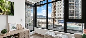 AQUA Corner Unit w Balcony and Amazing View #614