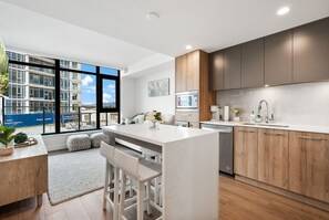 Frigorífico, microondas, horno y placa de cocina