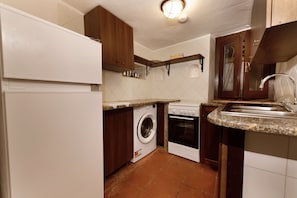 Fridge, oven, stovetop, cookware/dishes/utensils