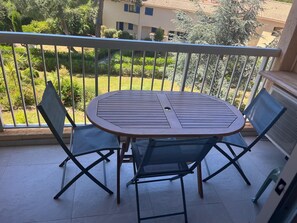 Outdoor dining - Renovated 1 bedroom apartment near sea (Saint-Raphaël)