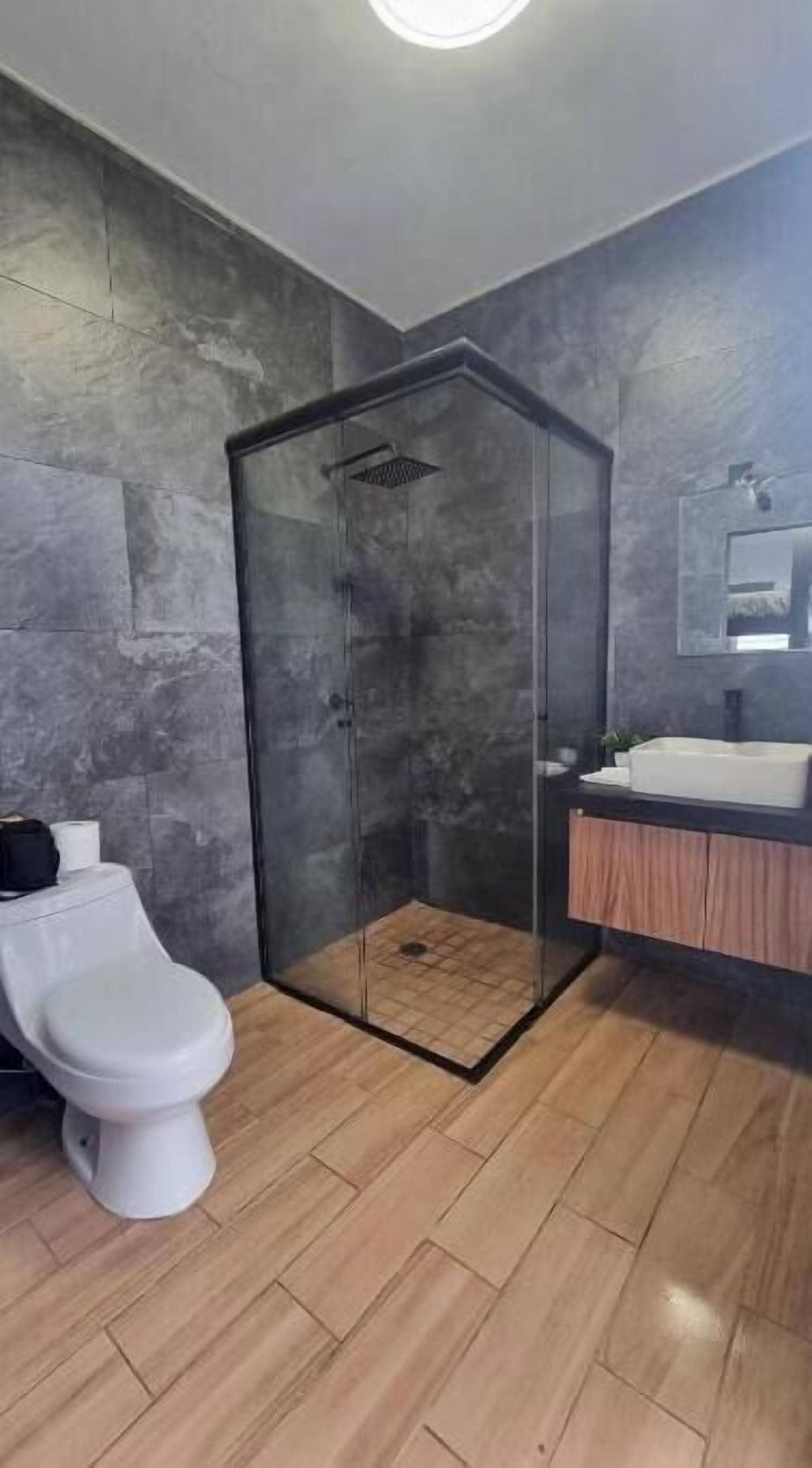 Een douche, handdoeken, zeep, toiletpapier