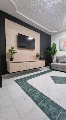 MAJESTIC HOUSE EXPO 35 PEOPLE