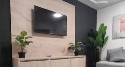 MAJESTIC HOUSE EXPO 35 PEOPLE