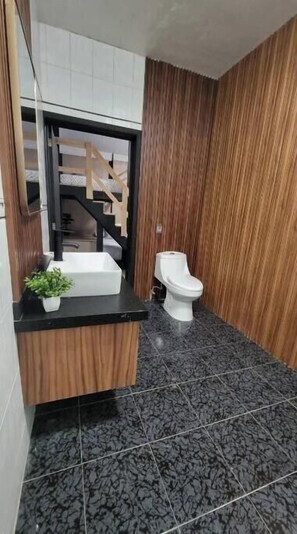 Douche, serviettes fournies, savon, papier toilette