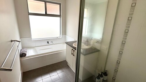Relaxing 4-Bedroom Holiday Home near Mandurah Foreshore - Estuary Break, Erskine