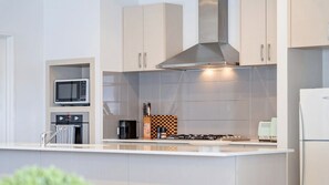 Jääkaappi, uuni, liesi, astianpesukone