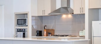 Relaxing 4-Bedroom Holiday Home near Mandurah Foreshore - Estuary Break, Erskine