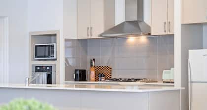 Relaxing 4-Bedroom Holiday Home near Mandurah Foreshore - Estuary Break, Erskine