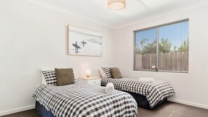 4 bedrooms, desk, travel cot, free WiFi - Relaxing 4-Bedroom Holiday Home near Mandurah Foreshore - Estuary Break, Erskine (Erskine)