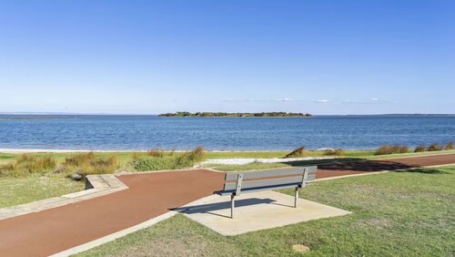 Relaxing 4-Bedroom Holiday Home near Mandurah Foreshore - Estuary Break, Erskine