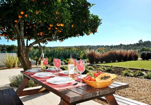 Outdoor dining - Villa Caicco (Lagos)