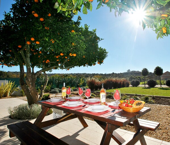 Outdoor dining - Villa Caicco (Lagos)