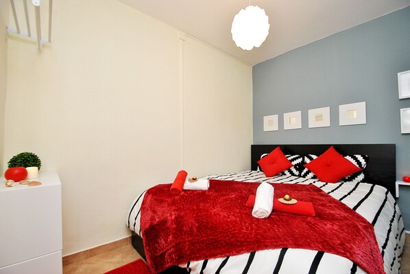 2 makuuhuonetta, vauvansängyt