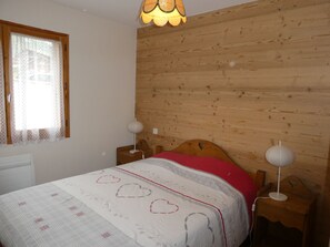 1 habitación y tabla de planchar con plancha