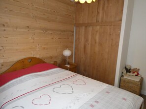 2 bedrooms, iron/ironing board