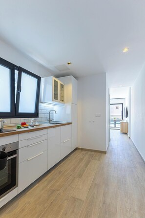 Kjøleskap, mikrobølgeovn, ovn og oppvaskmaskin