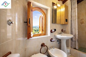 Dusche, Haartrockner, Bidet, Handtücher