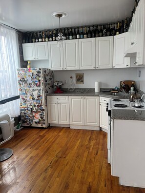 Réfrigérateur, surface de cuisson, vaisselle et ustensiles, essuie-tout