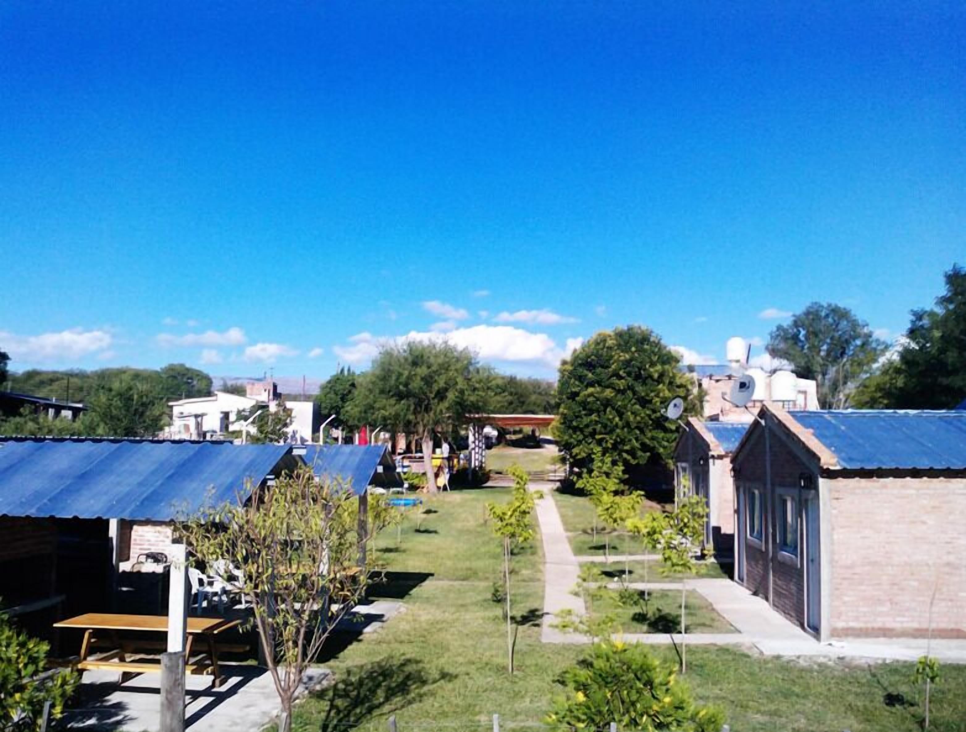 Un quartier résidentiel avec de nombreuses maisons, un ciel dégagé et une pelouse bien entretenue.