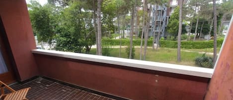 Leilighet, 2 soverom, balkong, hageutsikt | Balkong