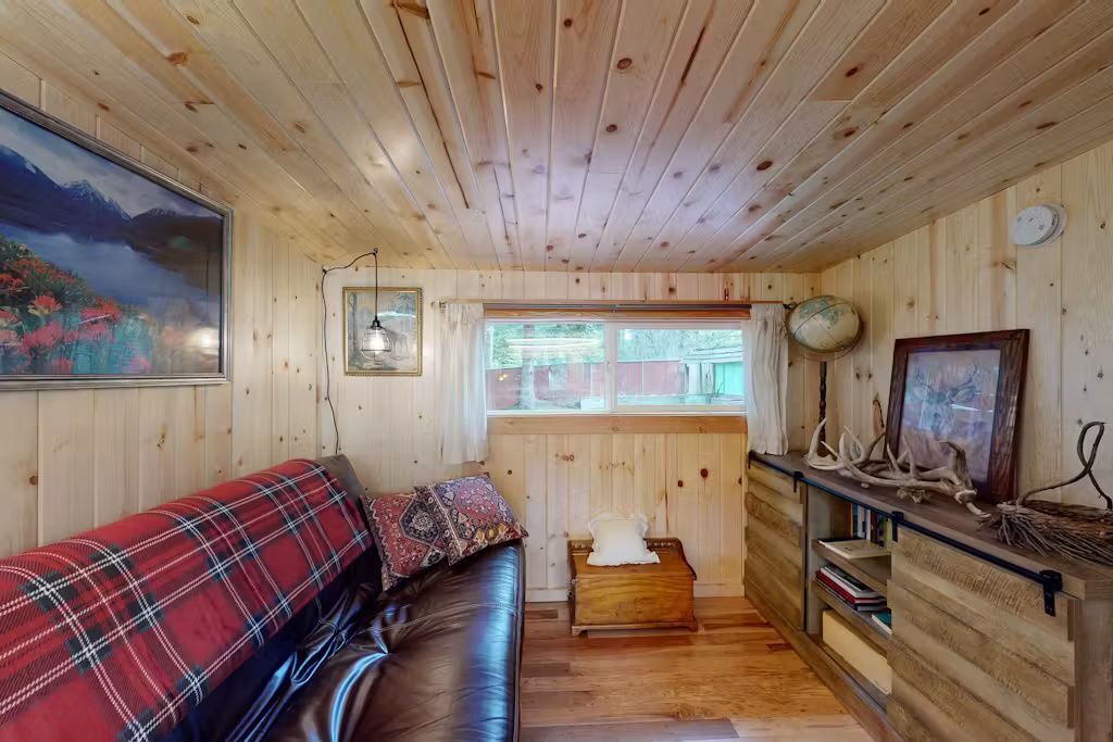 Wood Den Rustic Lake Cabin, Deck & Mountain Views - Oregon