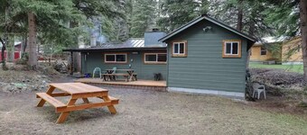 Wood Den rustic lake cabin, deck & mountain views
