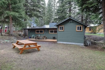 Wood Den rustic lake cabin, deck & mountain views