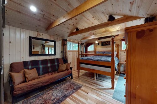 Wood Den rustic lake cabin, deck & mountain views