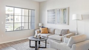 Smart TV - Landing | Amazing 1BD, Pool, Gym (Phoenix)