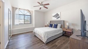 1 bedroom, desk, iron/ironing board, WiFi - Landing | Amazing 1BD, Pool, Gym (Phoenix)