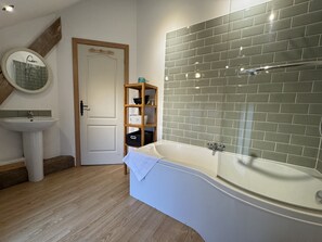 Cottage | Bathroom - La Grange D'esusterra - Piscine - 6 Pers - Reve au Mans (Aubigne-Racan)