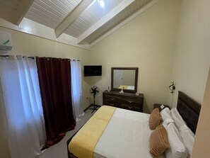 2 quartos, ferros/tábuas de passar roupa, Wi-Fi, roupa de cama