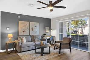 Smart TV - Landing | Modern 2BD, Pool, Gym (Phoenix)