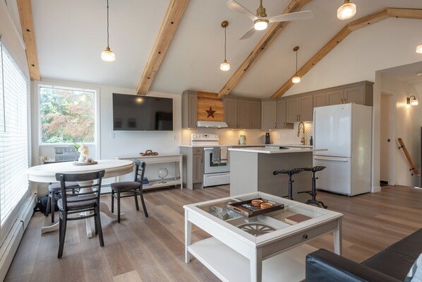 Fridge, oven, stovetop, dishwasher