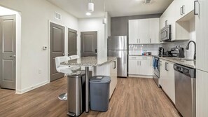 Geladeira, mesas de jantar